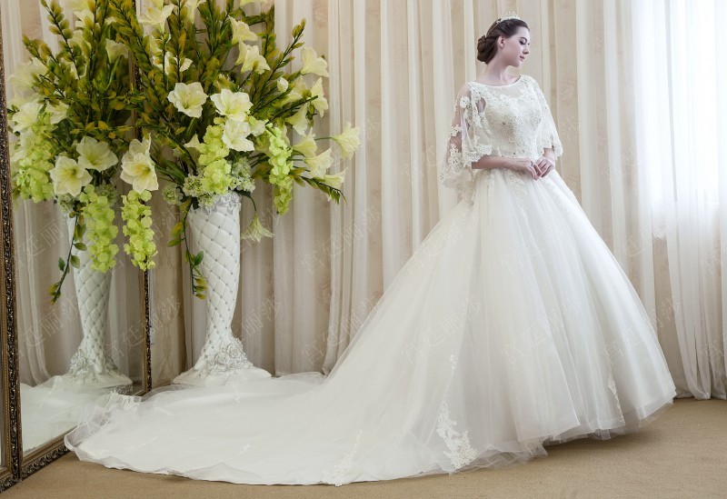 BRL049 **พรีออเดอร์**ชุดแต่งงานหรูหราประดับดอกไม้ผสมเพชรและคริสตัล สวยงามดุจเจ้าหญิง