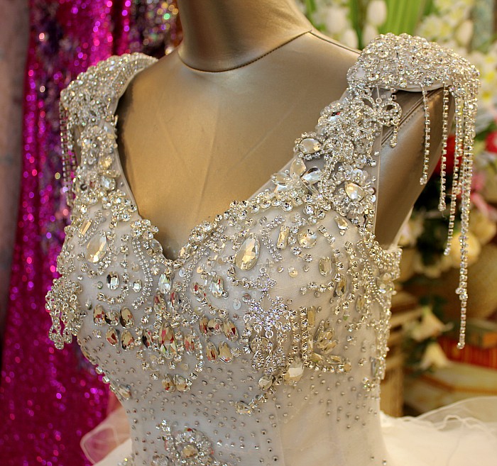 ฺBRL051 **พรีออเดอร์**ชุดแต่งงานหรูหราประดับดอกไม้ผสมเพชรและคริสตัล สวยงามดุจเจ้าหญิง