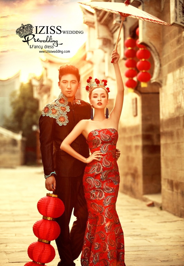 PW380 - **พรีออเดอร์ค่ะ** ชุดกี่เพ้าสีแดง ชุดคู่ถ่ายพรีเวดดิ้ง (prewedding dress) & ชุดแต่งงานแฟนซี (Fancy wedding dress)ชายหญิง "ธีมสีแดง"