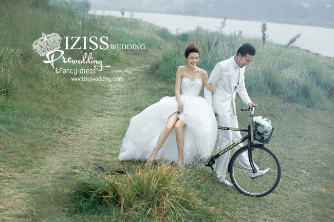 PW243 - **พร้อมส่งเฉพาะชุดผู้ชาย** ชุดคู่ถ่ายพรีเวดดิ้ง (prewedding dress) & ชุดแต่งงานแฟนซี (Fancy wedding dress)ชายหญิง "ธีมสีขาว"