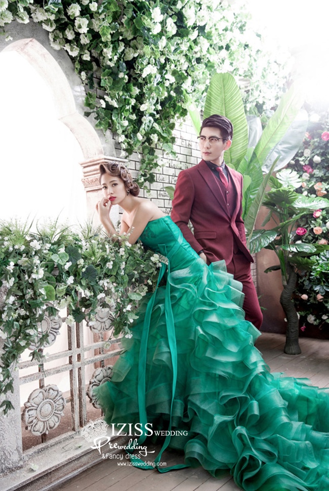 PW393- **พรีออเดอร์**ชุดคู่ถ่ายพรีเวดดิ้ง (prewedding dress) & ชุดแต่งงานแฟนซี (Fancy wedding dress)ชายหญิง "ธีมสีเขียว"