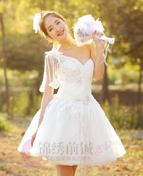 BR211 **พรีออเดอร์**ชุดแต่งงานสั้นสีขาว (wedding dress) ไหล่เบี่ยงพร้อมตกแต่งเพชรและคริสตัลใสช่วงลำตัว ด้านข้างปล่อยริ้บบิ้นฟรุ้งฟริ้งตกแต่งปลายด้วยดอกไม้ น่ารักสวยหวานมากๆค่ะ