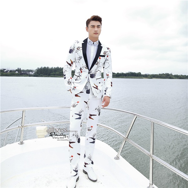 ST103- **พรีออเดอร์**สูทแฟนซีผู้ชายสีขาวลายปลาผสมดอกไม้และนก ตัดปกสีดำ พร้อมกางเกง ชุดสูทเจ้าบ่าว สูทแฟนซี ถ่ายพรีเวดดิ้ง & ชุดแต่งงานแฟนซี (Fancy wedding dress) สูทผู้ชายสีขาวลายปลาทองผสมดอกไม้