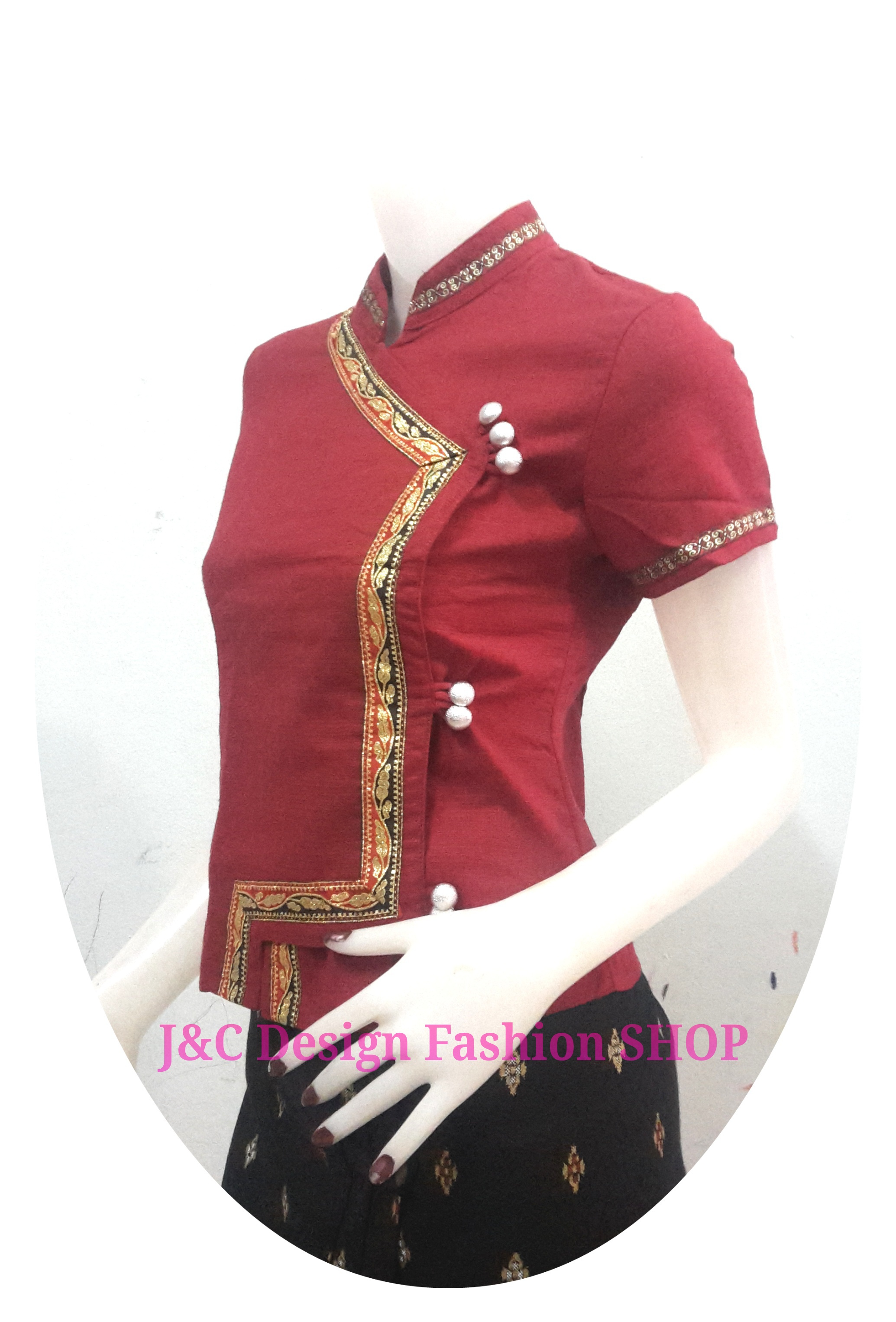 เสื้อผ้าไทยพื้นเมือง #เสื้อผ้าฝ้ายคอจีนสีแดง #เสื้อทำงานผ้าไทยสีแดง #เสื้อผ้าฝ้ายสีสไตน์วัยรุ่นสีแดงแต่งกุ้นเงิน