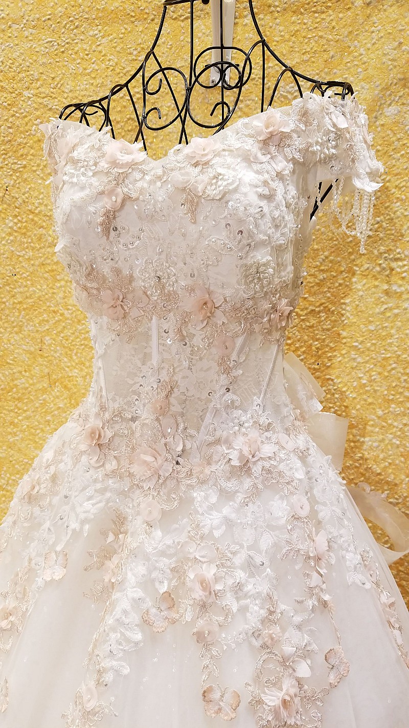 BRL039 **เลิกผลิต**ชุดแต่งงานหรูหราประดับดอกไม้ผสมเพชรและคริสตัล สวยงามดุจเจ้าหญิง