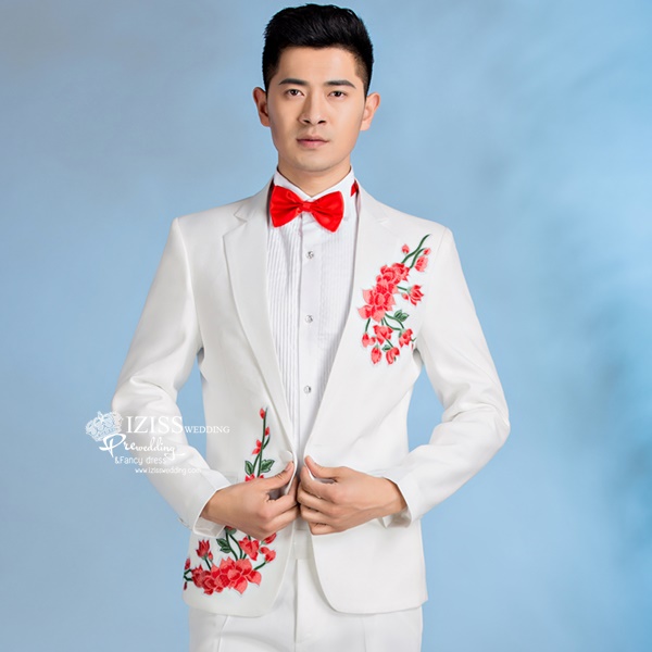 ST065 **พรีออเดอร์**สูทจีนผู้ชายสีขาวแขนยาวลายดอกเหมยสีชมพูแดง ติดกระดุมสีขาว พร้อมกางเกงสีขาวขาสอบ ชุดสูทเจ้าบ่าว สูทแฟนซี ถ่ายพรีเวดดิ้ง & ชุดแต่งงานแฟนซี (Fancy wedding dress) สูทผู้ชายสีขาว