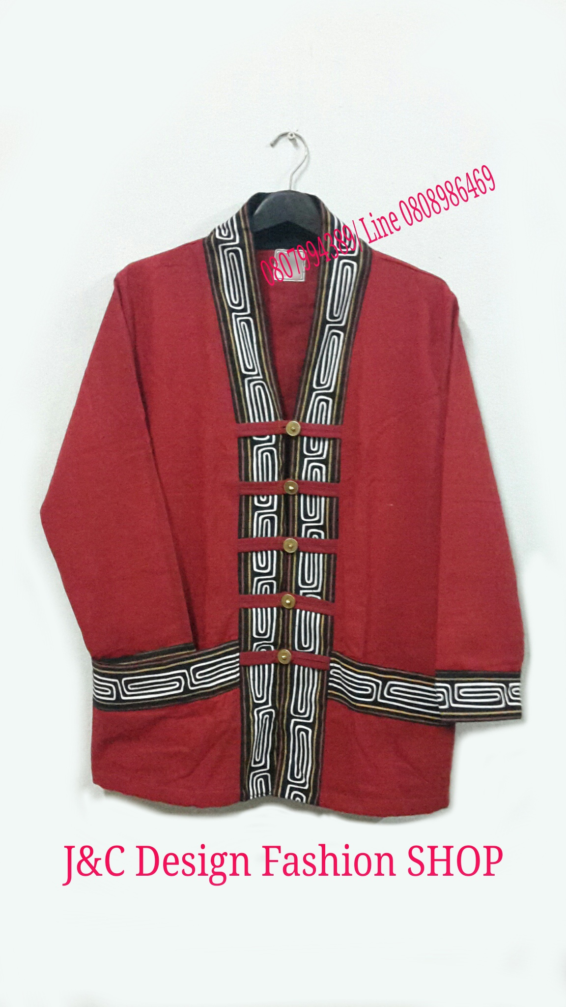เสื้อผ้าไทยสีแดง เสื้อผ้าฝ้ายชินมัย เสื้อคลุมผ้าฝ้าย เสื้อแจ็คเก็ตผ้าฝ้าย แต่งแถบคลาสสิค กระดุมเหรียญ