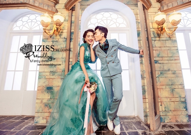 PW340-**พรีออเดอร์**ชุดคู่ถ่ายพรีเวดดิ้ง (prewedding dress) & ชุดแต่งงานแฟนซี (Fancy wedding dress)ชายหญิง "ธีมสีเขียว"