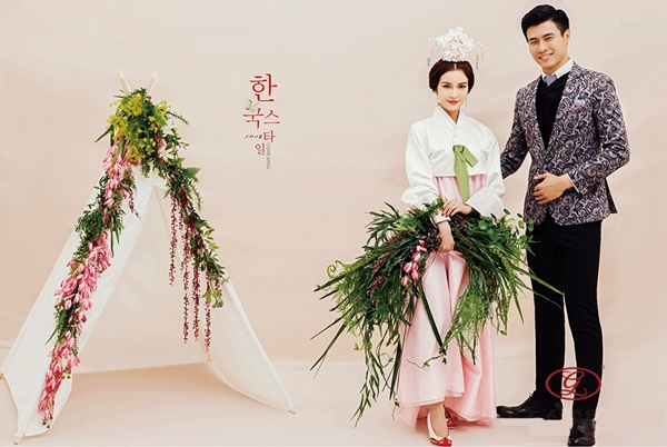 PW369 - **พรีออเดอร์เช่า 3,000 ชุดฮันบกเกาหลีทั้งเซ็ทค่ะ** ชุดคู่ถ่ายพรีเวดดิ้ง (prewedding dress) & ชุดแต่งงานแฟนซี (Fancy wedding dress)ชายหญิง "ธีมสีครีมเขียวอ่อน"