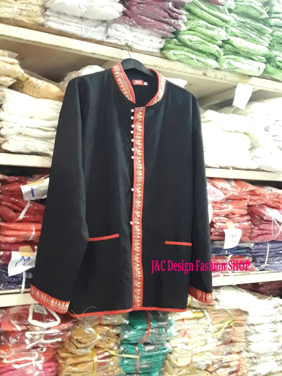 เสื้อผ้าไทยพื้นเมืองสไตน์ภูไท เสื้อชายสีดำแต่งผ้าขลิบลายสีแดง เสื้อผ้าไทยชาย เสื้อผ้าพื้นเมืองผ้าไทยชาย