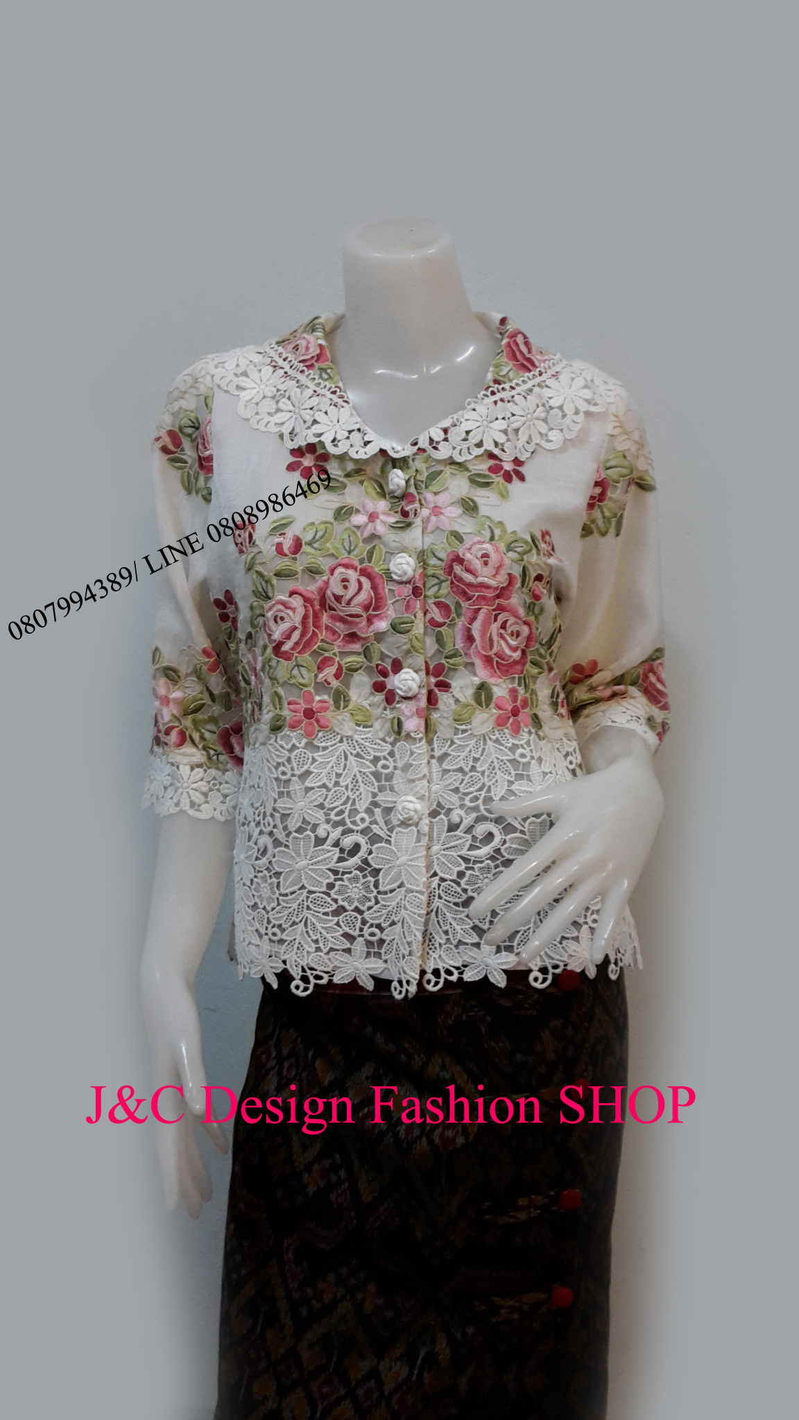 เสื้อลินินสีขาวแต่งลูกไม้ฉลุ เสื้อผ้าไทยทูโทนสีขาวน่ารัก จับแมทเสื้อผ้าได้ง่ายทั้งกางเกง กางเกง หรือผ้าถุงไทย