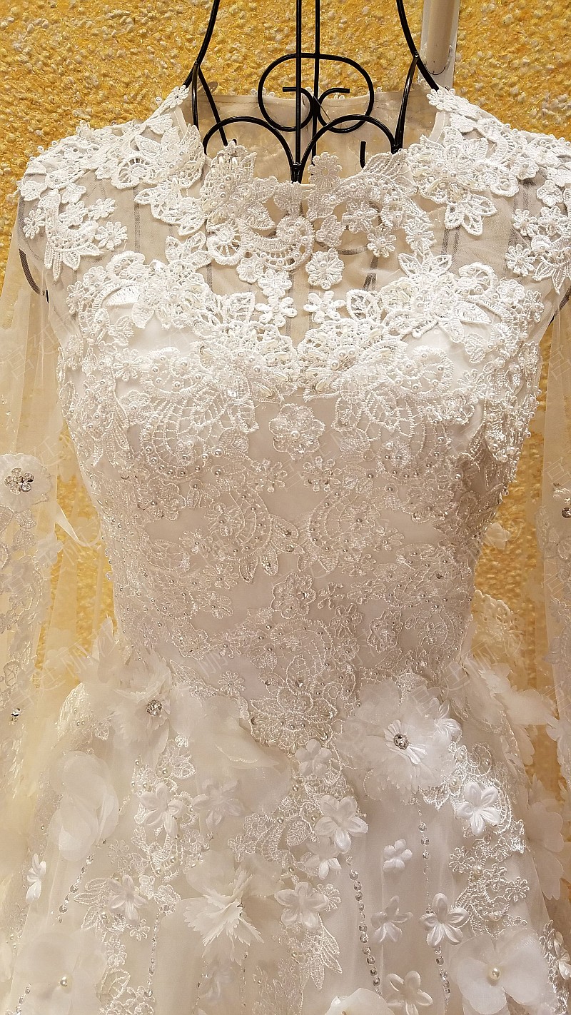 BRL031 **พรีออเดอร์**ชุดแต่งงานหรูหราประดับดอกไม้ผสมเพชรและคริสตัล สวยงามดุจเจ้าหญิง