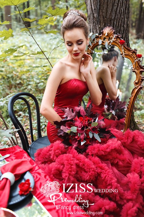 PW403- **พรีออเดอร์เพาะชุดผู้หญิง**ชุดคู่ถ่ายพรีเวดดิ้ง (prewedding dress) & ชุดแต่งงานแฟนซี (Fancy wedding dress)ชายหญิงสไตล์เจ้าชายเจ้าหญิง "ธีมสีน้ำเงิน"