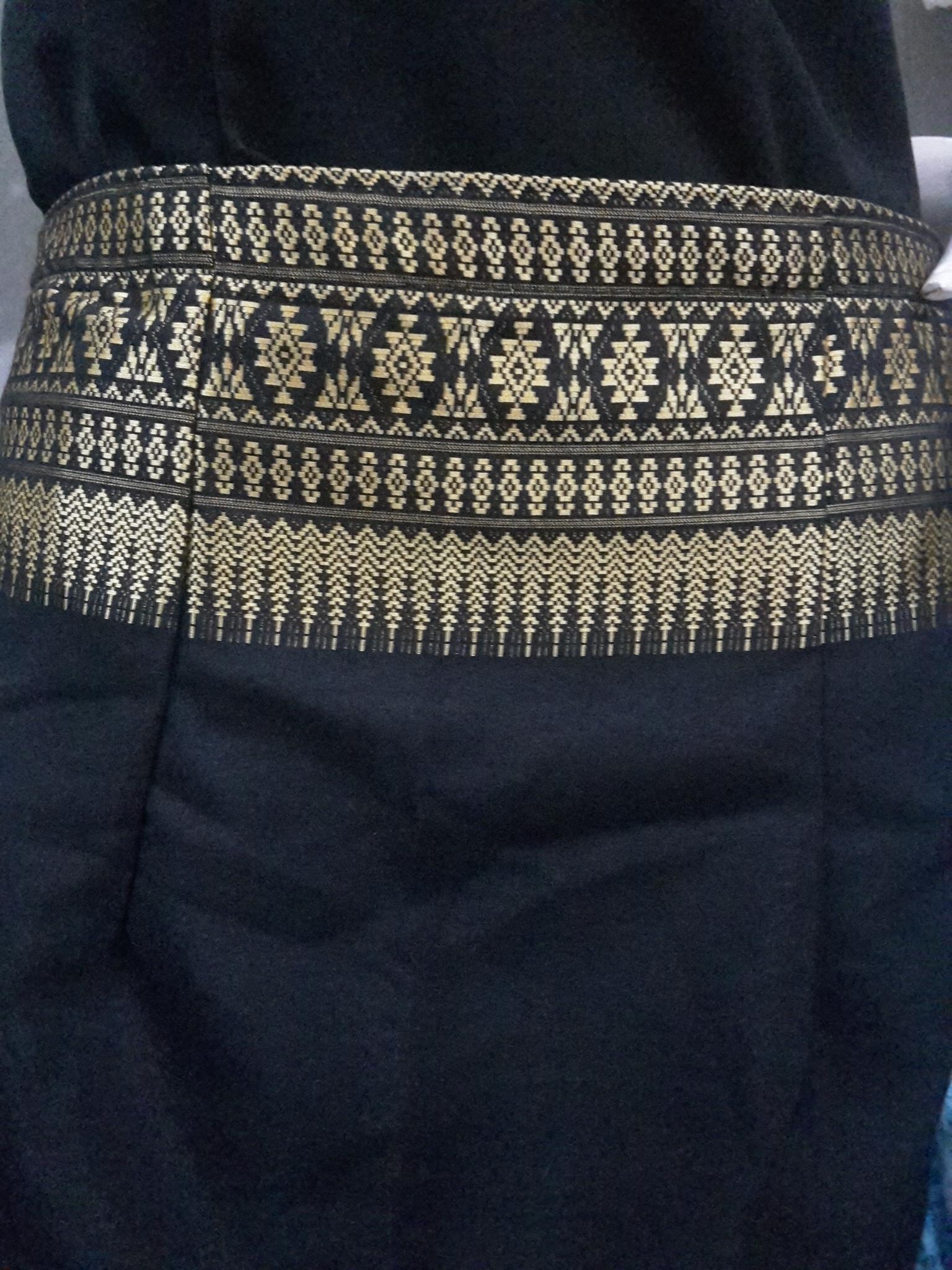 ผ้าถุงสำเร็จรูปแบบป้ายติดตะขอผูกสีดำ ผ้าถุงสำเร็จรูปผ้าฝ้ายสีดำล้วน ผ้าฝ้ายมัดหมี่ตัดสำเร็จสีดำ พร้อมส่ง