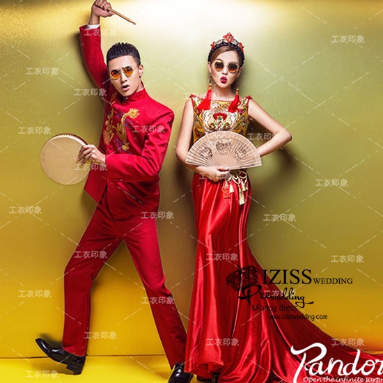 PW493 - **พรีออเดอร์ค่ะ** ชุดกี่เพ้าสีแดงทั้งเซ็ท ชุดคู่ถ่ายพรีเวดดิ้ง (prewedding dress) & ชุดแต่งงานแฟนซี (Fancy wedding dress)ชายหญิง "ธีมสีแดง เหลืองทอง"