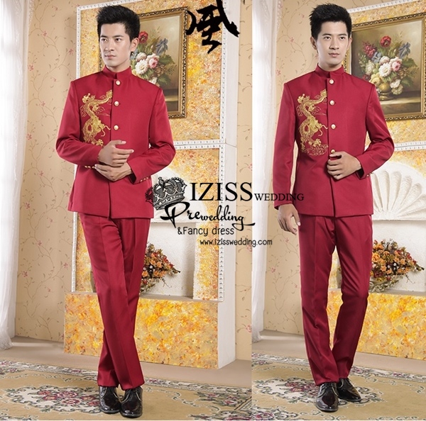 ST006- **พรีออเดอร์**สูทจีนผู้ชายสีไวน์แดงแขนยาวปักลายมังกรสีทอง ติดกระดุมสีทอง พร้อมกางเกงสีไวน์แดงขาสอบ ชุดสูทเจ้าบ่าว สูทแฟนซี ถ่ายพรีเวดดิ้ง & ชุดแต่งงานแฟนซี (Fancy wedding dress) สูทผู้ชายสีไวน์แดง
