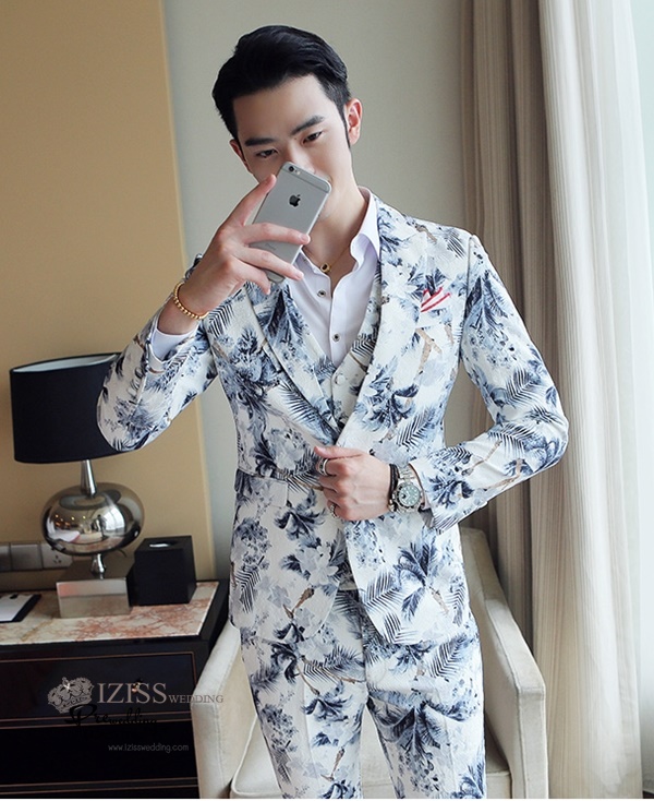 ST121- **พรีออเดอร์**สูทแฟนซีผู้ชายสีขาวลายใบไม้ แขนยาว พร้อมกางเกง ชุดสูทเจ้าบ่าว สูทแฟนซี ถ่ายพรีเวดดิ้ง & ชุดแต่งงานแฟนซี (Fancy wedding dress) สูทผู้ชายสีขาวลายใบไม้