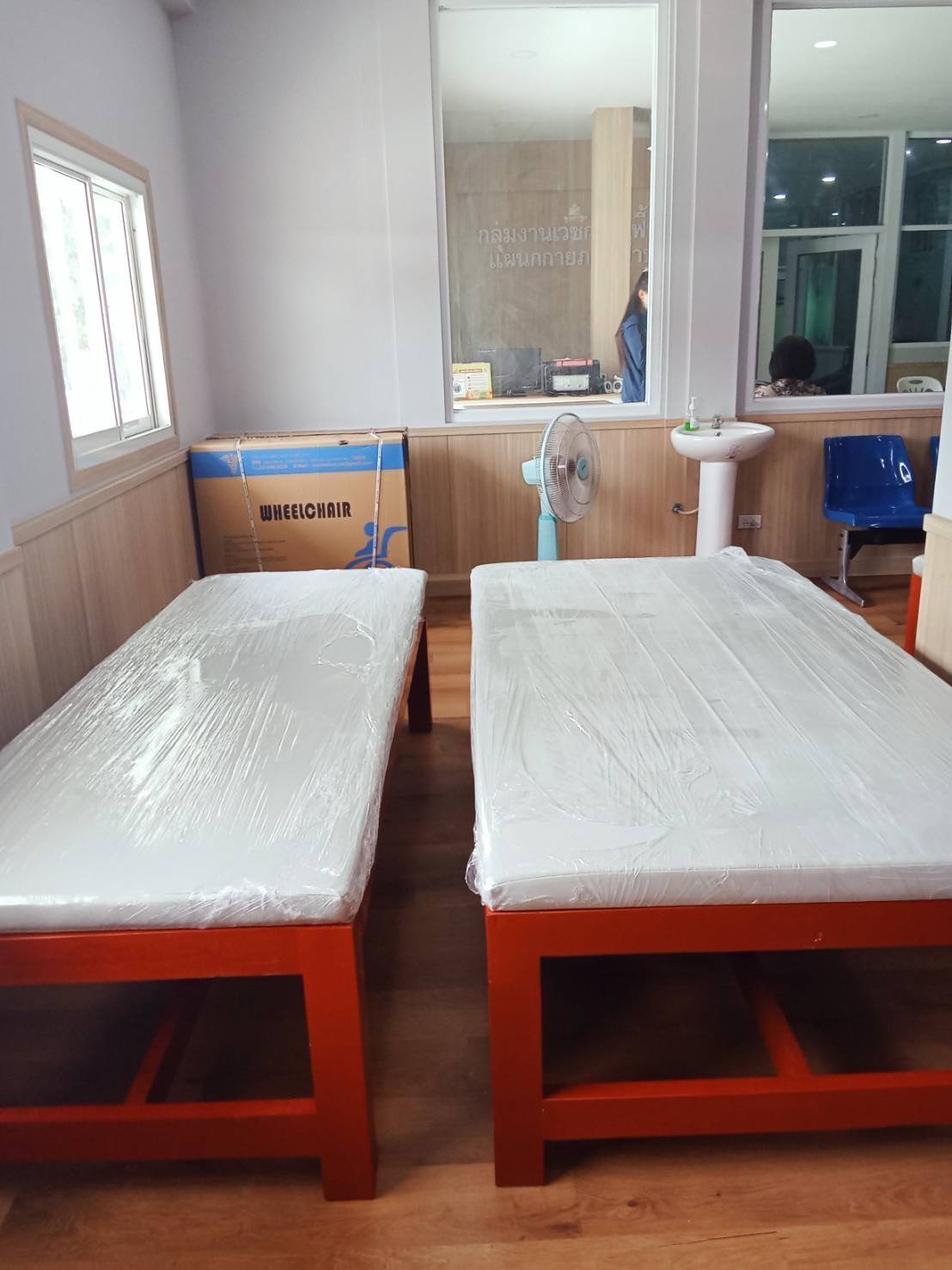 เตียงกายภาพแบบเตี้ยพร้อมเบาะ ทำจากไม้สนญี่ปุ่น ขนาด กว้าง 75 xยาว 200xสูง 50 เซนติเมตร ความสูงรวมเบาะ