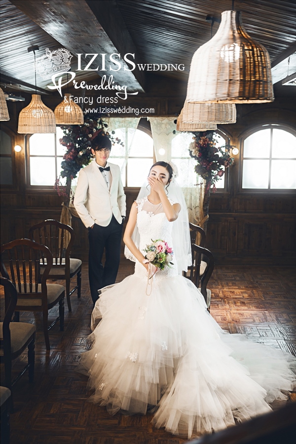 PW388- **พรีออเดอร์**ชุดคู่ถ่ายพรีเวดดิ้ง (prewedding dress) & ชุดแต่งงานแฟนซี (Fancy wedding dress)ชายหญิง "ธีมสีขาว"