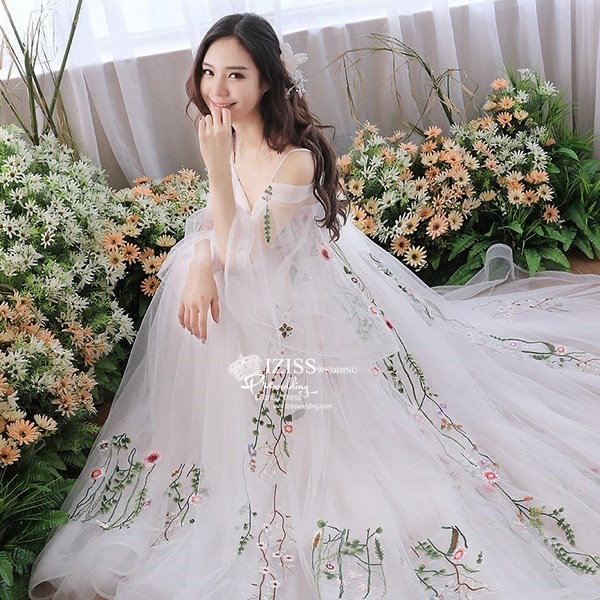 PW585- **พรีออเดอร์ค่ะ**ชุดราตรี ชุดแฟนซี ชุดคู่ถ่ายพรีเวดดิ้ง (prewedding dress) & ชุดแต่งงานแฟนซี (Fancy wedding dress)ชายหญิง "ธีมสีขาวลายดอกไม้"