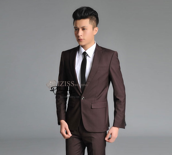 ST045- **พรีออเดอร์**สูทผู้ชายสีน้ำตาลเข้มแขนยาว พร้อมกางเกงสีขาว ชุดสูทเจ้าบ่าว สูทแฟนซี ถ่ายพรีเวดดิ้ง & ชุดแต่งงานแฟนซี (Fancy wedding dress) สูทผู้ชายสีน้ำตาลเข้ม