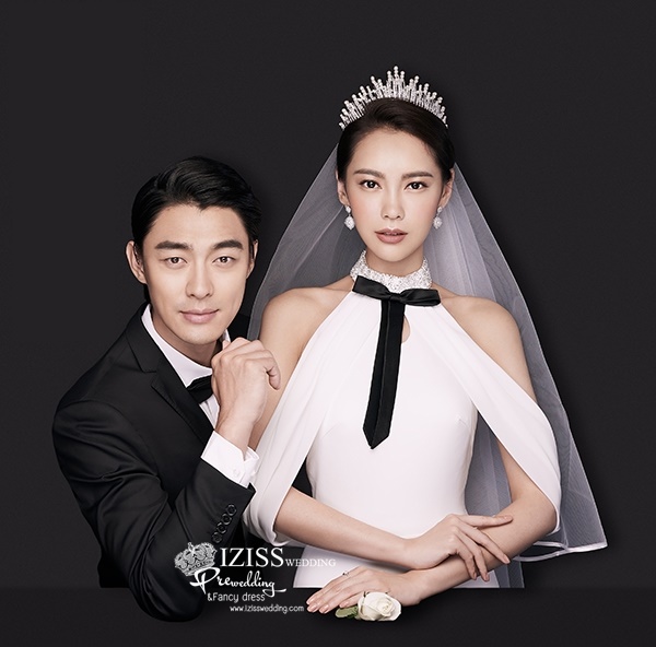PW595 - **พรีออเดอร์ค่ะ** ชุดราตรีสีขาว สูทสีดำ ชุดคู่ถ่ายพรีเวดดิ้ง (prewedding dress) & ชุดแต่งงานแฟนซี (Fancy wedding dress)ชายหญิง "ธีมสีขาว ดำ"