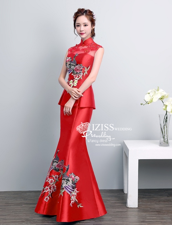 PW519- **พรีออเดอร์สีแดง**ชุดกี่เพ้าสีแดงหางปลา จับจีบช่วงเอว ประดับดอกซากุระและนกยูง ชุดยกน้ำชา ชุดถ่ายพรีเวดดิ้ง (prewedding dress) & ชุดแต่งงานแฟนซี (Fancy wedding dress) "ธีมสีแดง"