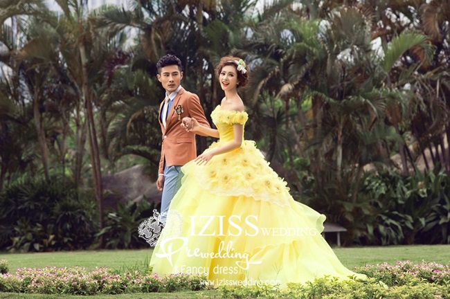 PW235 - **พรีออเดอร์** ชุดคู่ถ่ายพรีเวดดิ้ง (prewedding dress) & ชุดแต่งงานแฟนซี (Fancy wedding dress)ชายหญิง "ธีมสีเหลือง-ส้ม"