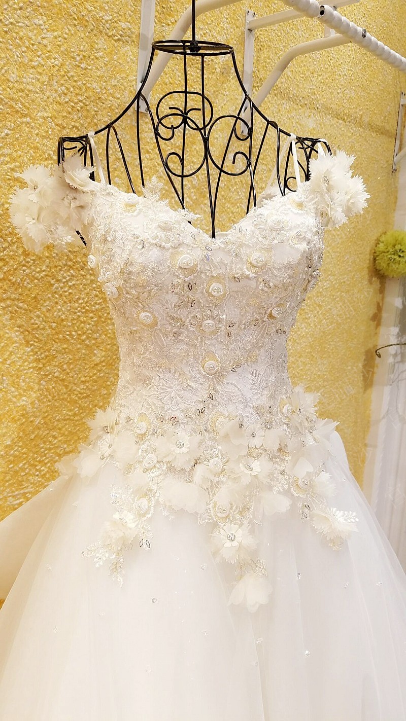 BRL035 **พรีออเดอร์**ชุดแต่งงานหรูหราประดับดอกไม้ผสมเพชรและคริสตัล สวยงามดุจเจ้าหญิง
