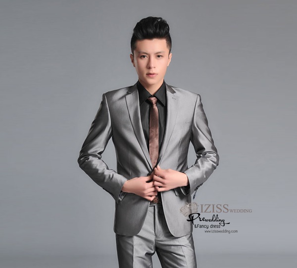 ST060- **พรีออเดอร์**สูทผู้ชายสีเทาเงินมันวาว แขนยาว แบบ 4 กระดุม พร้อมกางเกง ชุดสูทเจ้าบ่าว สูทแฟนซี ถ่ายพรีเวดดิ้ง & ชุดแต่งงานแฟนซี (Fancy wedding dress) สูทผู้ชายสีเทาเงิน