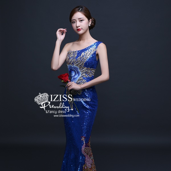 PW532 - **พรีออเดอร์มีสีแดงและสีน้ำเงินค่ะ** ชุดกี่เพ้าเลื่อมสีแดงแขนสั้นประดับลายดอกไม้ ชุดยกน้ำชา ชุดคู่ถ่ายพรีเวดดิ้ง (prewedding dress) & ชุดแต่งงานแฟนซี (Fancy wedding dress)ชายหญิง "ธีมสีแดง น้ำเงิน"