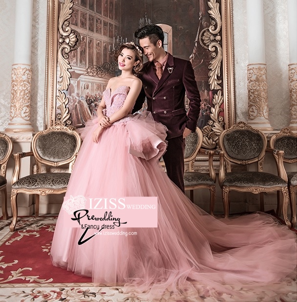PW301 - **พรีออเดอร์ค่ะ** ชุดคู่ถ่ายพรีเวดดิ้ง (prewedding dress) & ชุดแต่งงานแฟนซี (Fancy wedding dress)ชายหญิง "ธีมสีชมพู น้ำตาล"