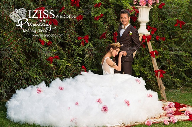 PW247 - **พรีออเดอร์** ชุดคู่ถ่ายพรีเวดดิ้ง (prewedding dress) & ชุดแต่งงานแฟนซี (Fancy wedding dress)ชายหญิง "ธีมสีขาว-น้ำตาลเข้ม"