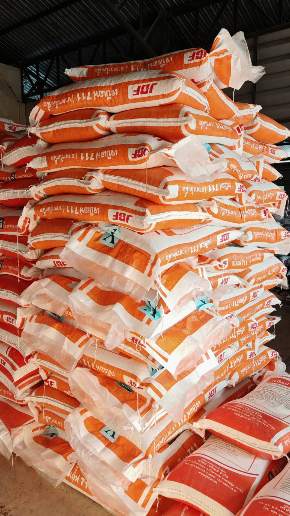 เจบีเอฟ 711 อาหารโคเนื้อ อายุเกิน 6 เดือนขึ้นไป บรรจุ 30กก. 12 โปรตีน ไม่มียูเรีย