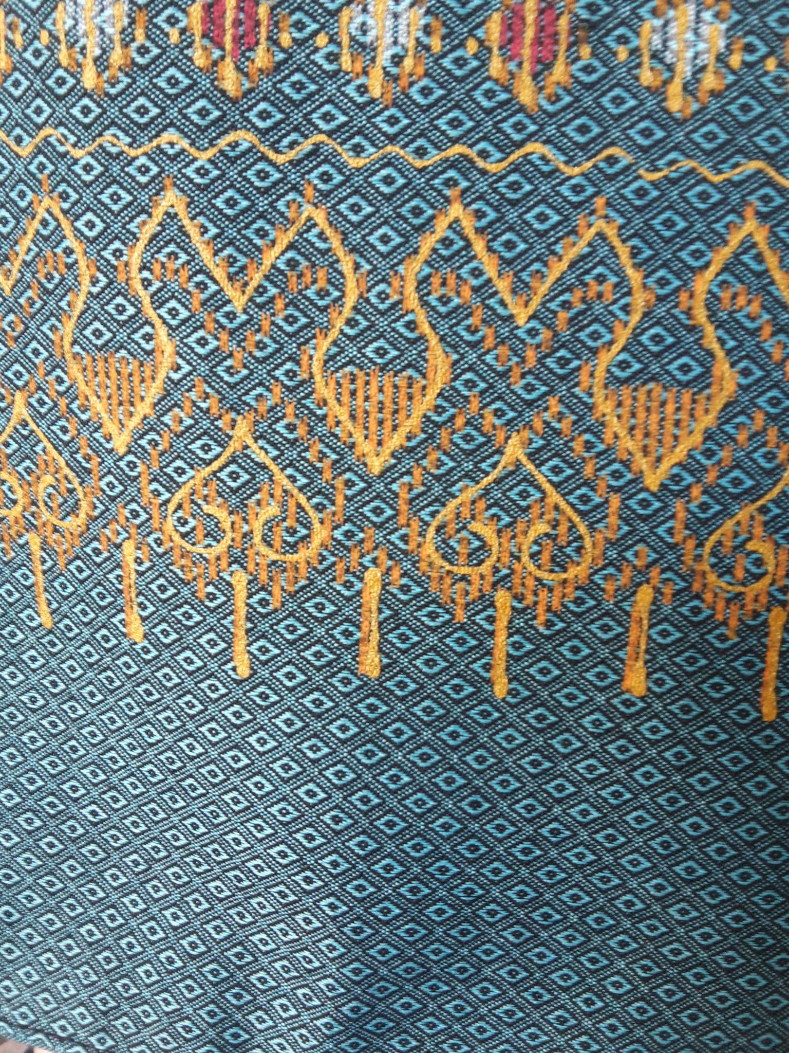 ผ้าถุงสำเร็จรูปแบบป้ายเลื่อนตะขอลายนกยุงสีฟ้า ผ้าถุงสำเร็จรูปมัดหมี่ลายนกยุงสีฟ้า ผ้าฝ้ายมัดหมี่ตีนแดงสี่ตะกรอตัดสำเร็จลายนกยุงสีฟ้าลายลูกแก้วในตัว พร้อมส่ง