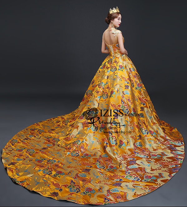 PW534 - **พรีออเดอร์มีแดงกับทองค่ะ** ชุดกี่เพ้าสีแดงทองลายมังกรแขนสั้นประดับเพชรพลอย ชุดยกน้ำชา ชุดคู่ถ่ายพรีเวดดิ้ง (prewedding dress) & ชุดแต่งงานแฟนซี (Fancy wedding dress)ชายหญิง "ธีมสีแดง"