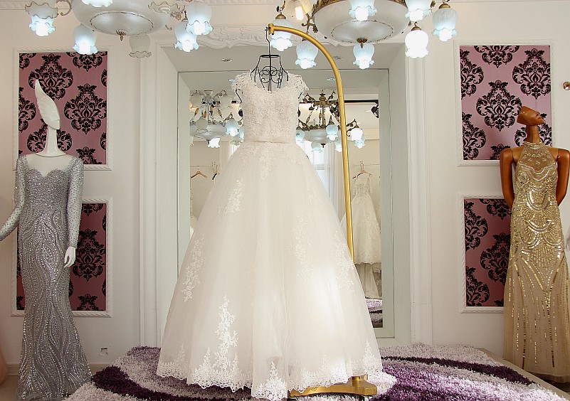 BRL011 **พรีออเดอร์**ชุดแต่งงานหรูหราประดับดอกไม้ผสมเพชรและคริสตัล สวยงามดุจเจ้าหญิง