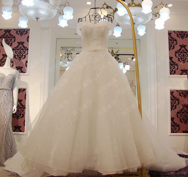 BRL009 **พรีออเดอร์**ชุดแต่งงานหรูหราประดับดอกไม้ผสมเพชรและคริสตัล สวยงามดุจเจ้าหญิง