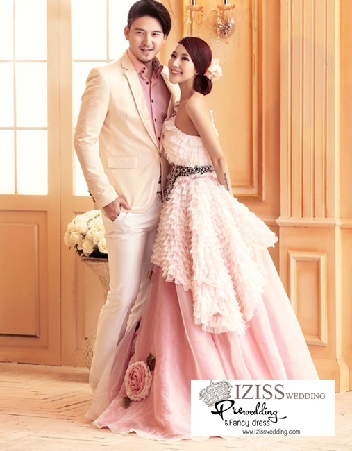 PW120 - **พร้อมส่งทั้งเซ็ท** ชุดคู่ถ่ายพรีเวดดิ้ง (prewedding dress) & ชุดแต่งงานแฟนซี (Fancy wedding dress)ชายหญิง "ธีมสีชมพู-ขาว"