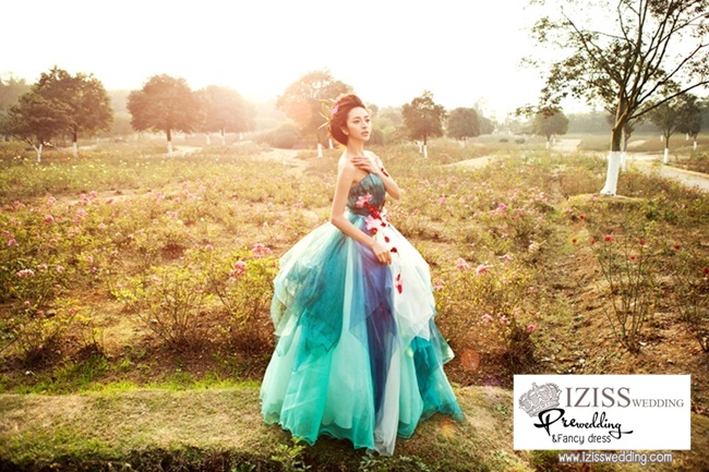 PW015 - **พรีออเดอร์**ชุดคู่ถ่ายพรีเวดดิ้ง (prewedding dress) & ชุดแต่งงานแฟนซี (Fancy wedding dress)ชายหญิง สไตล์ colorful "ธีมสีเขียว-ฟ้า"