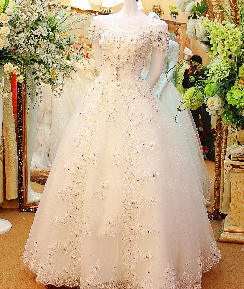 BRL050 **พรีออเดอร์**ชุดแต่งงานหรูหราประดับดอกไม้ผสมเพชรและคริสตัล สวยงามดุจเจ้าหญิง