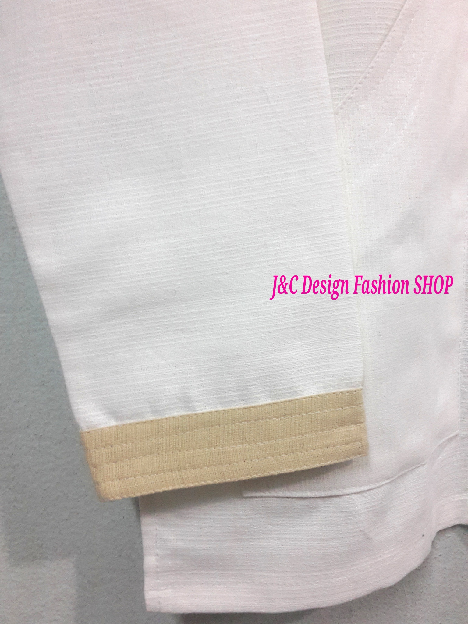 เสื้อผ้าไทยชายแขนยาวสีขาว เสื้อผ้าฝ้ายชายแต่งกระดุ้มปั้นแต่งขลิบสีครีม เสื้อผ้าพื้นเมืองชายวัยรุ่นกระเป๋าเว้า