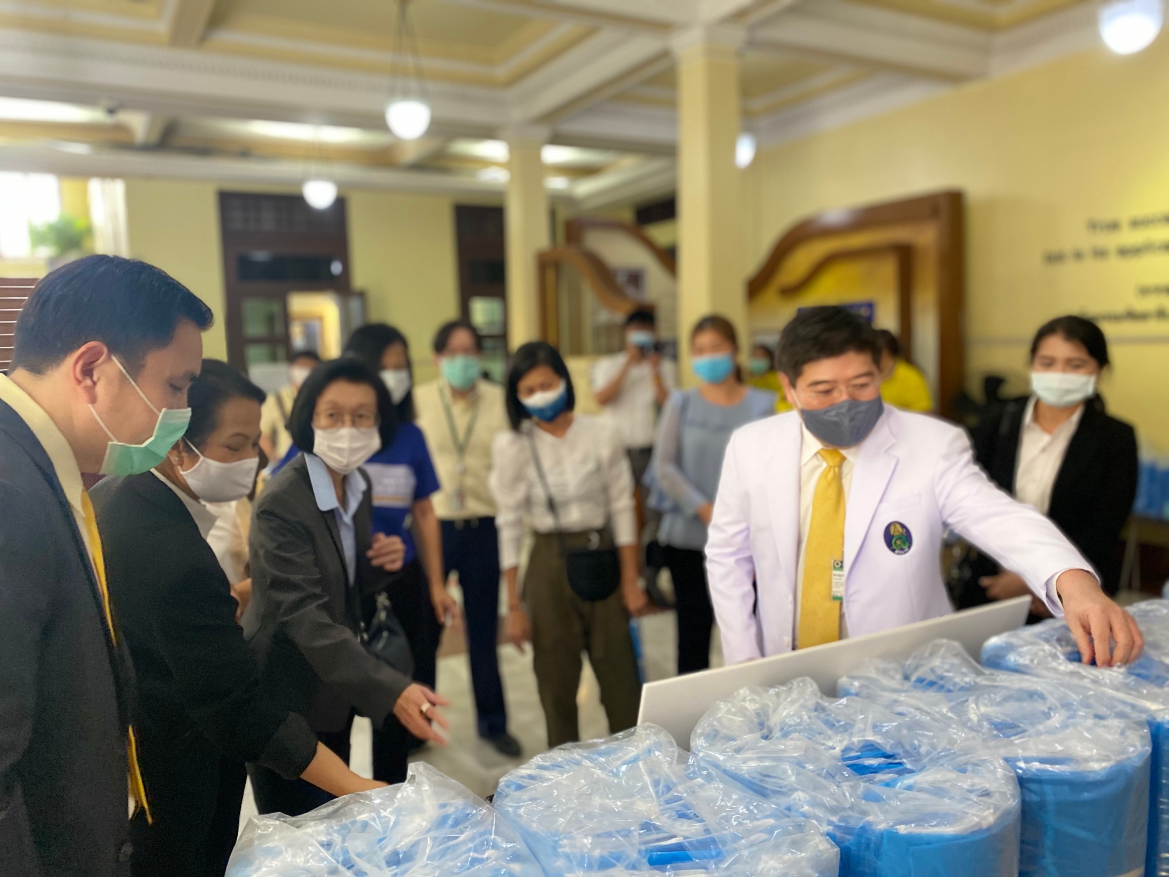 FIRSTPHYSIO ชุดคลุมผ่าตัด ชุดคลุมผ่าตัดสำหรับใช้ครั้งเดียว ชุดป้องกันโควิด 19 DISPOSABLE ISOLATION GOWN