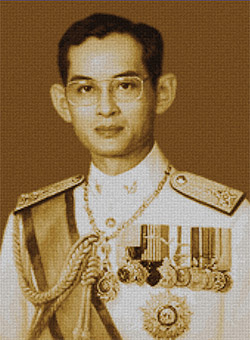ในหลวงทรงชุดขาว