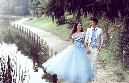 PW106 - **พรีออเดอร์** ชุดคู่ถ่ายพรีเวดดิ้ง (prewedding dress) & ชุดแต่งงานแฟนซี (Fancy wedding dress)ชายหญิง "ธีมสีฟ้า-ขาว"