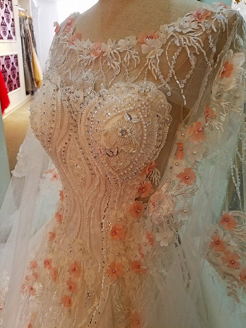 BRL075 **พรีออเดอร์**ชุดแต่งงานหรูหราประดับดอกไม้ผสมเพชรและคริสตัล สวยงามดุจเจ้าหญิง