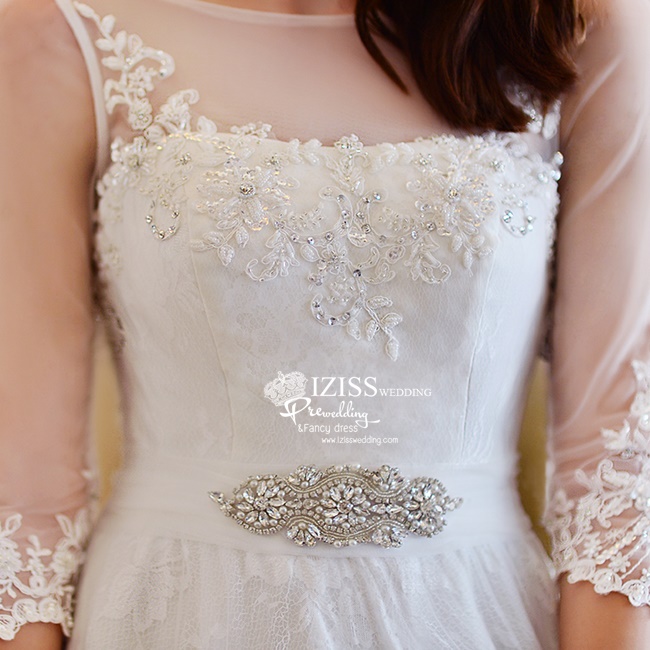 BRL060**พรีออเดอร์**ชุดแต่งงานสีขาวหรูหราประดับดอกไม้ผสมเพชรและคริสตัล สวยงามดุจเจ้าหญิง