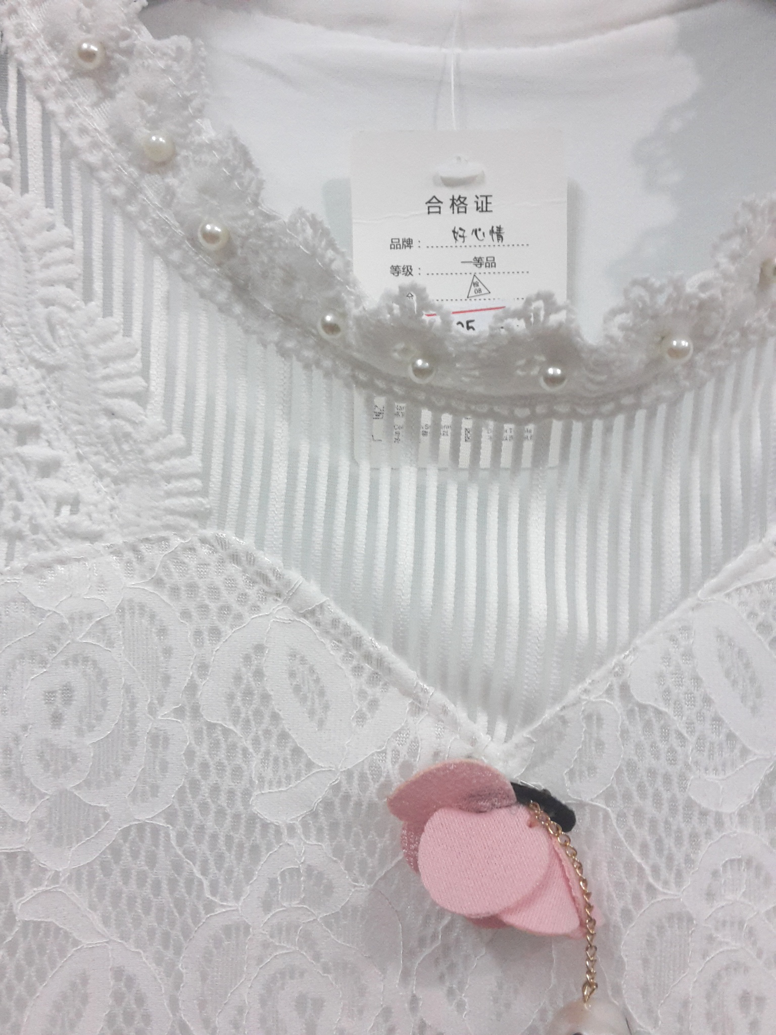 เสื้อลูกไม้สีขาวคอปักมุก เสื้อผ้าไทยลูกไม้สีขาวสไตน์เกาหลี จับแมทเสื้อผ้าได้ง่ายทั้งกางเกง กระโปรง หรือผ้าถุงไทย