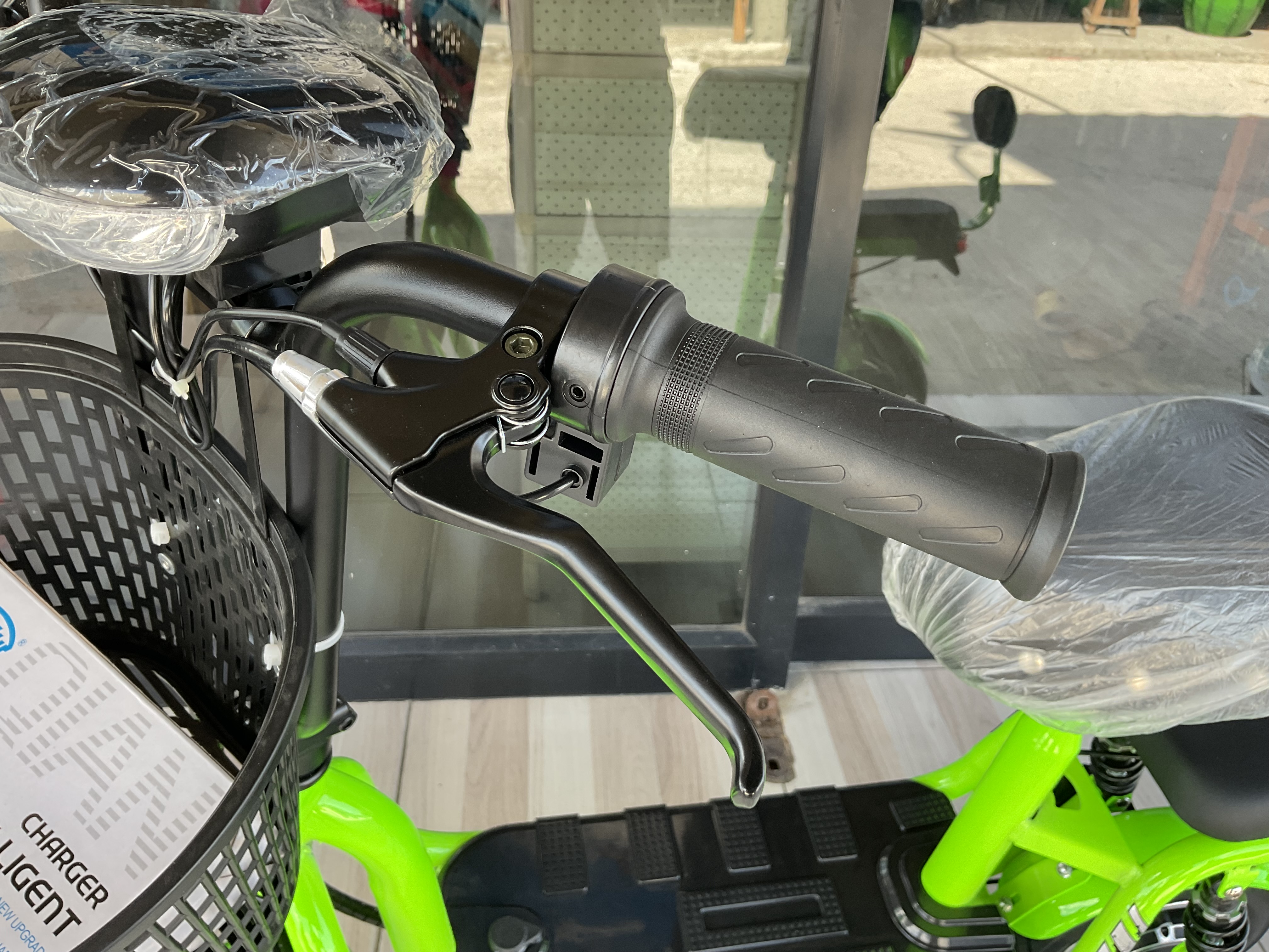 สกู๊ตเตอร์ไฟฟ้า 36v 350w ล้อ 10 นิ้ว ยางลม แบต 3 ก้อน ความเร็ว 25 กม./ชม. มีที่นั่งซ้อนท้าย