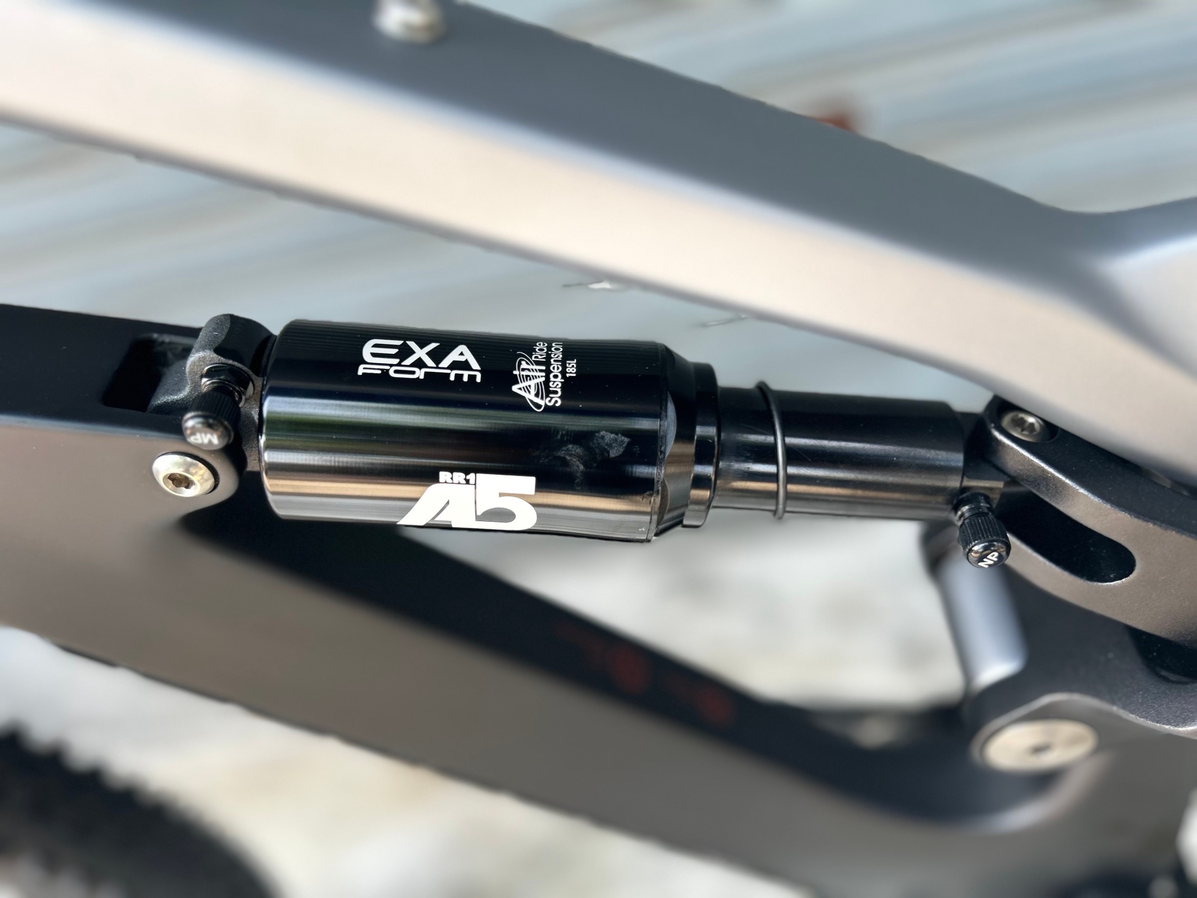 JAVA : 𝗦𝗔𝗟𝗧𝗔𝗙𝗢𝗦𝗦𝗜 𝗖𝗮𝗿𝗯𝗼𝗻 จักรยานเสือภูเขา Full-Suspension เฟรมคาร์บอน เกียร์ Shimano Deore 12 สปีด ดิสน้ำมัน